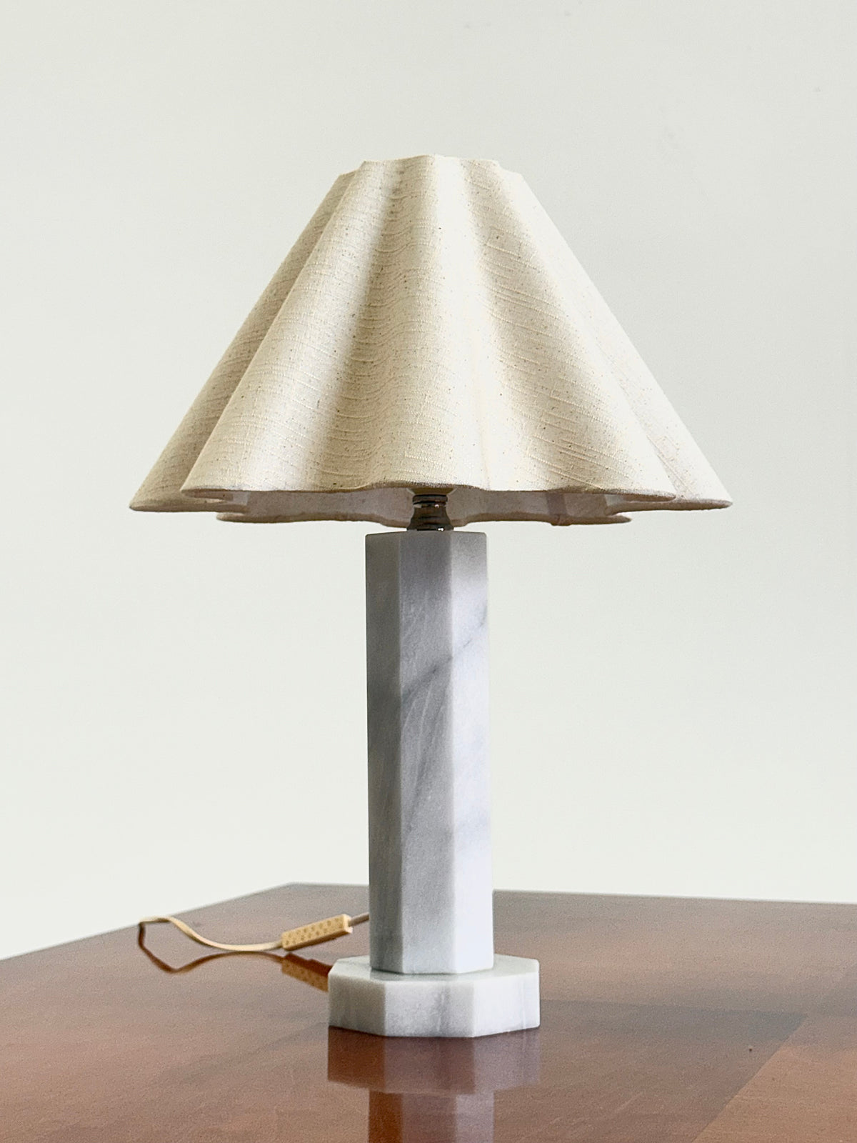 Vintage marmeren tafellamp met linnen kap