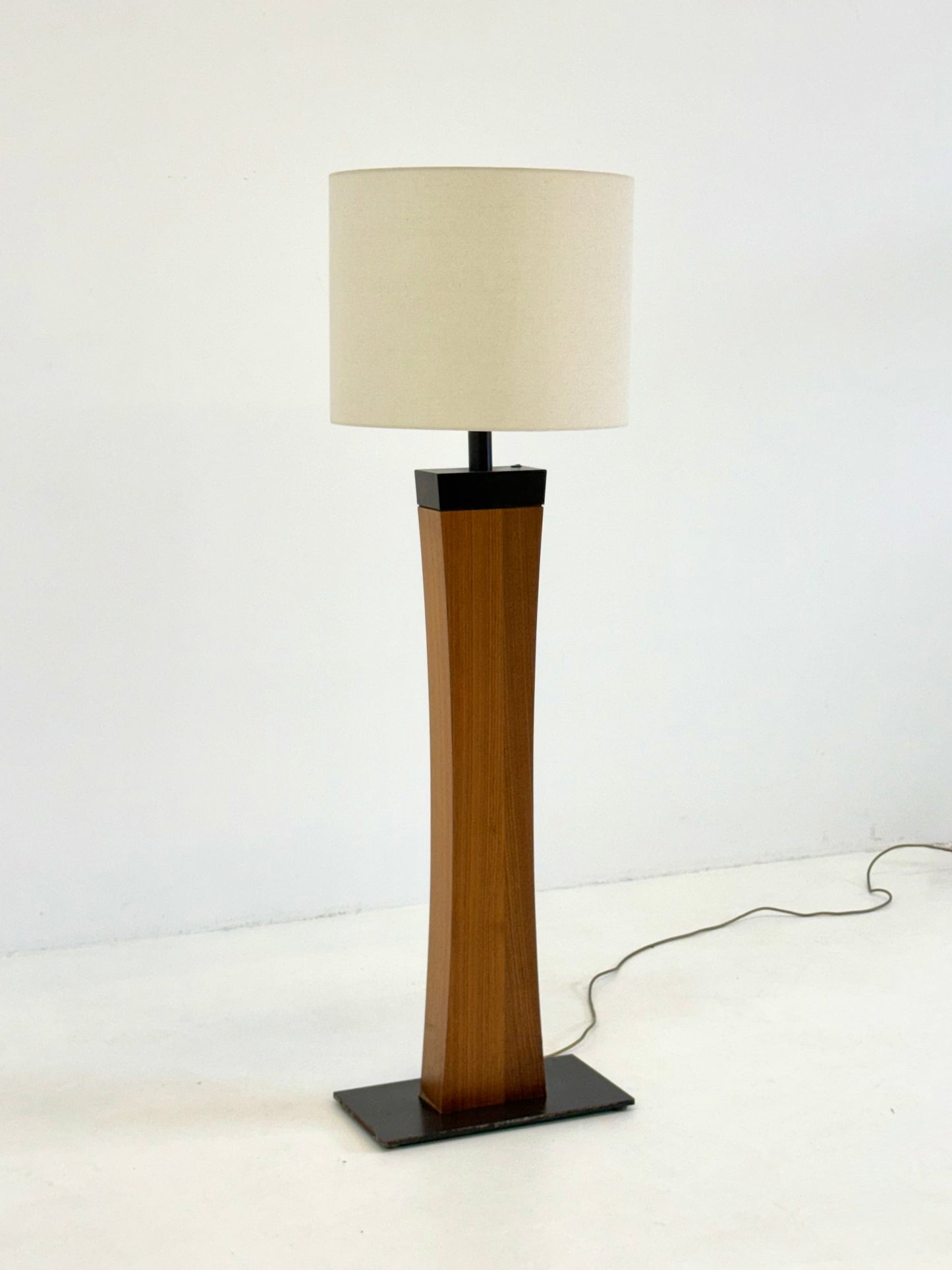 Italiaanse Mid Century vloerlamp van teakhout