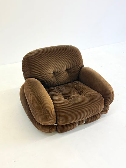 Bruine Okay fauteuil door Adriano Piazzesi