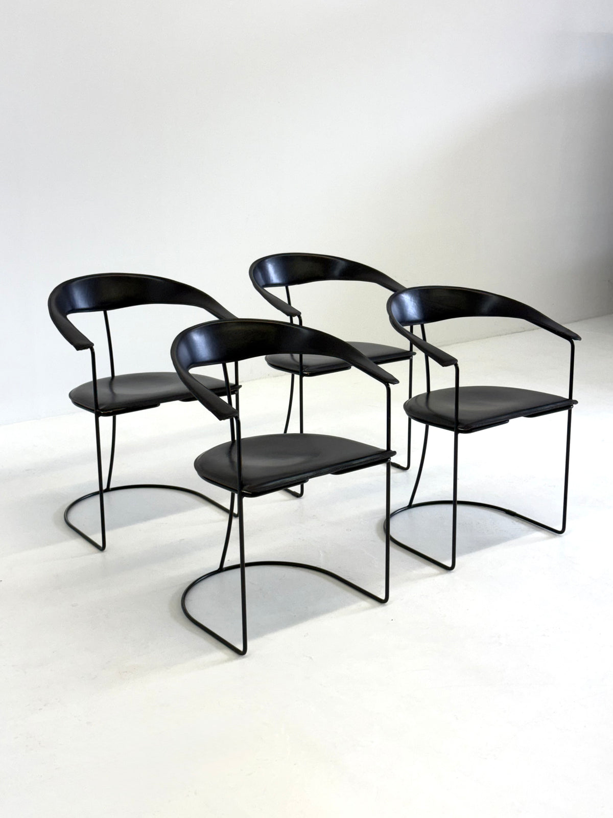Set van 8 Vintage Arrben Ursala eetkamerstoelen in zwart leer