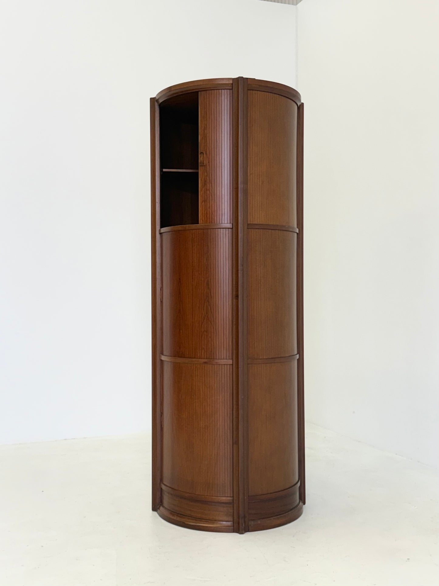 Sculpturale Italiaanse bar- en opbergkast van Gianfranco Frattini