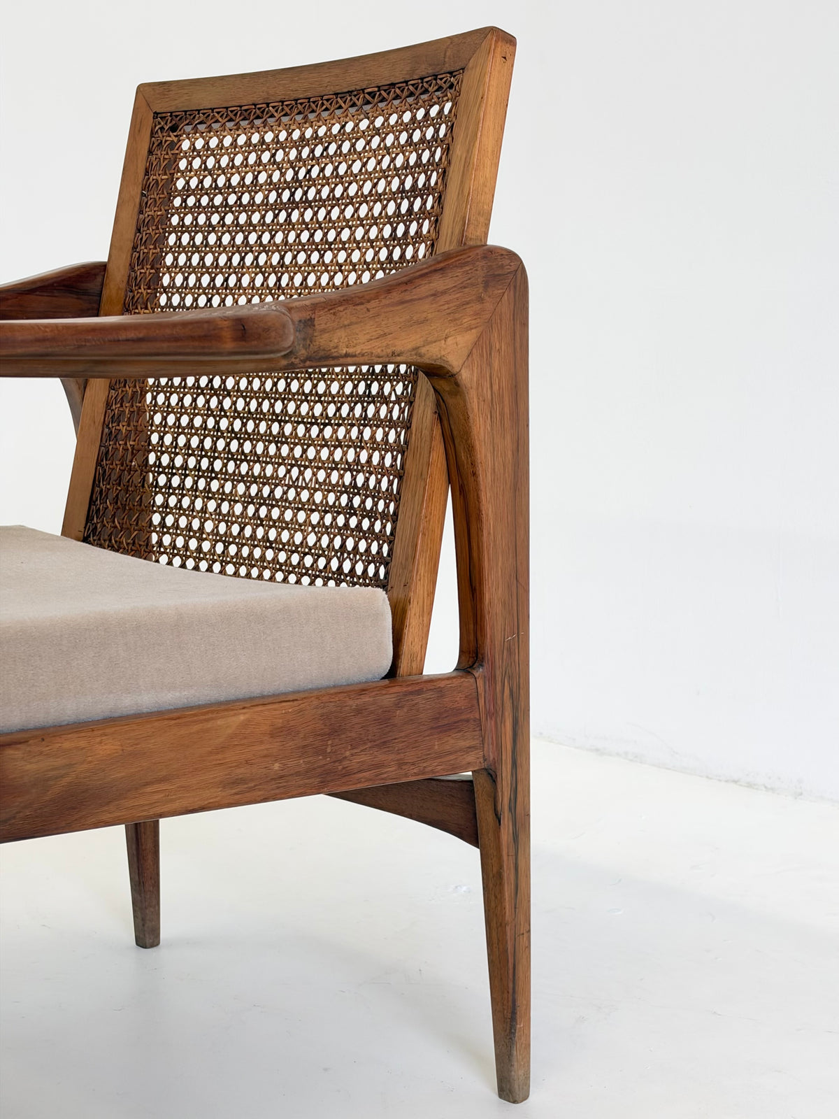 Mid Century Fauteuils van Notenhout en Rotan met Mohair