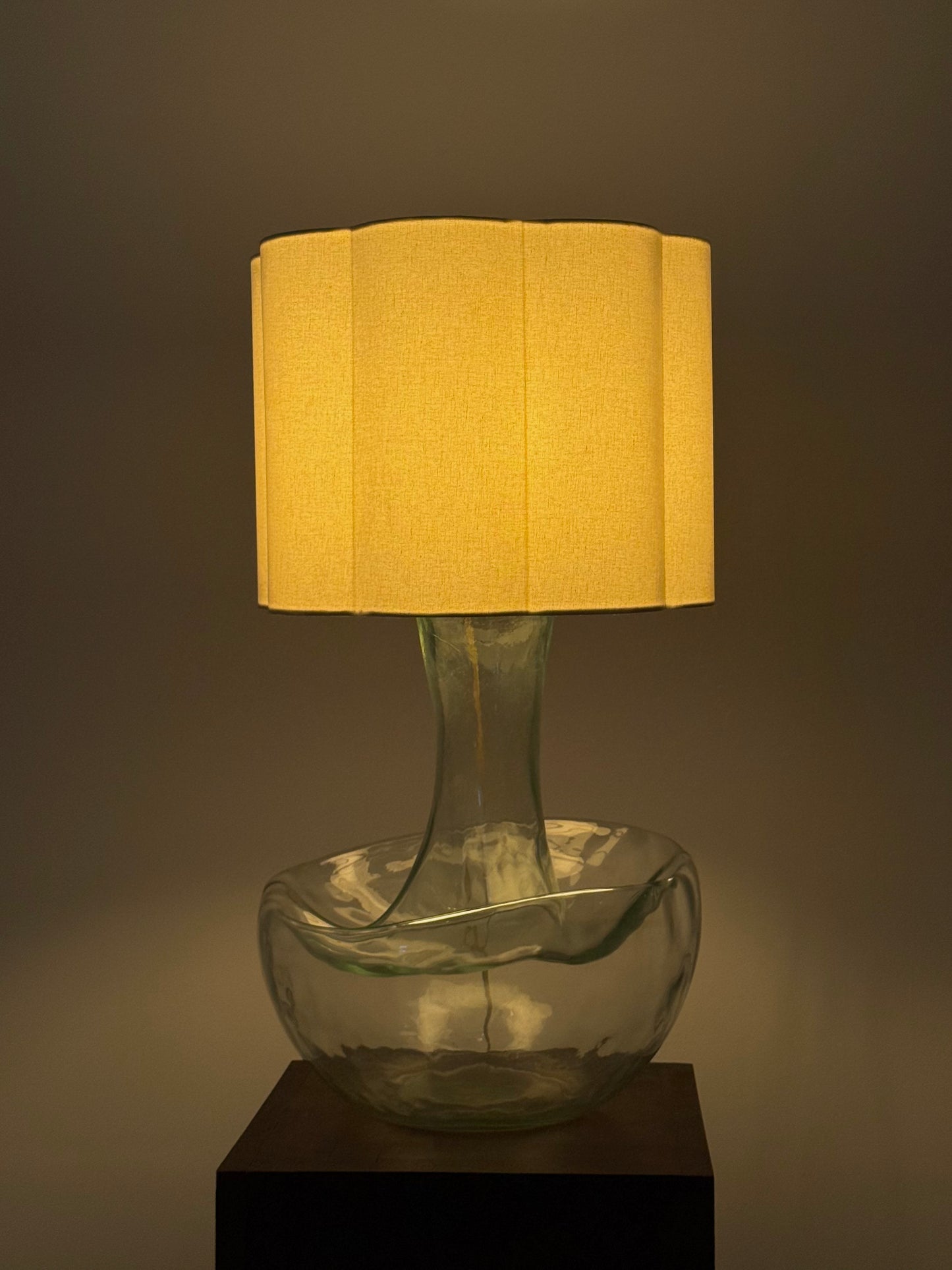 Grote vintage tafellamp met sculpturale glazen voet