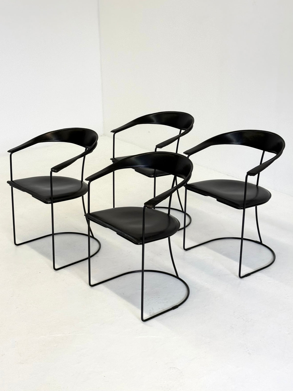 Set van 8 Vintage Arrben Ursala eetkamerstoelen in zwart leer