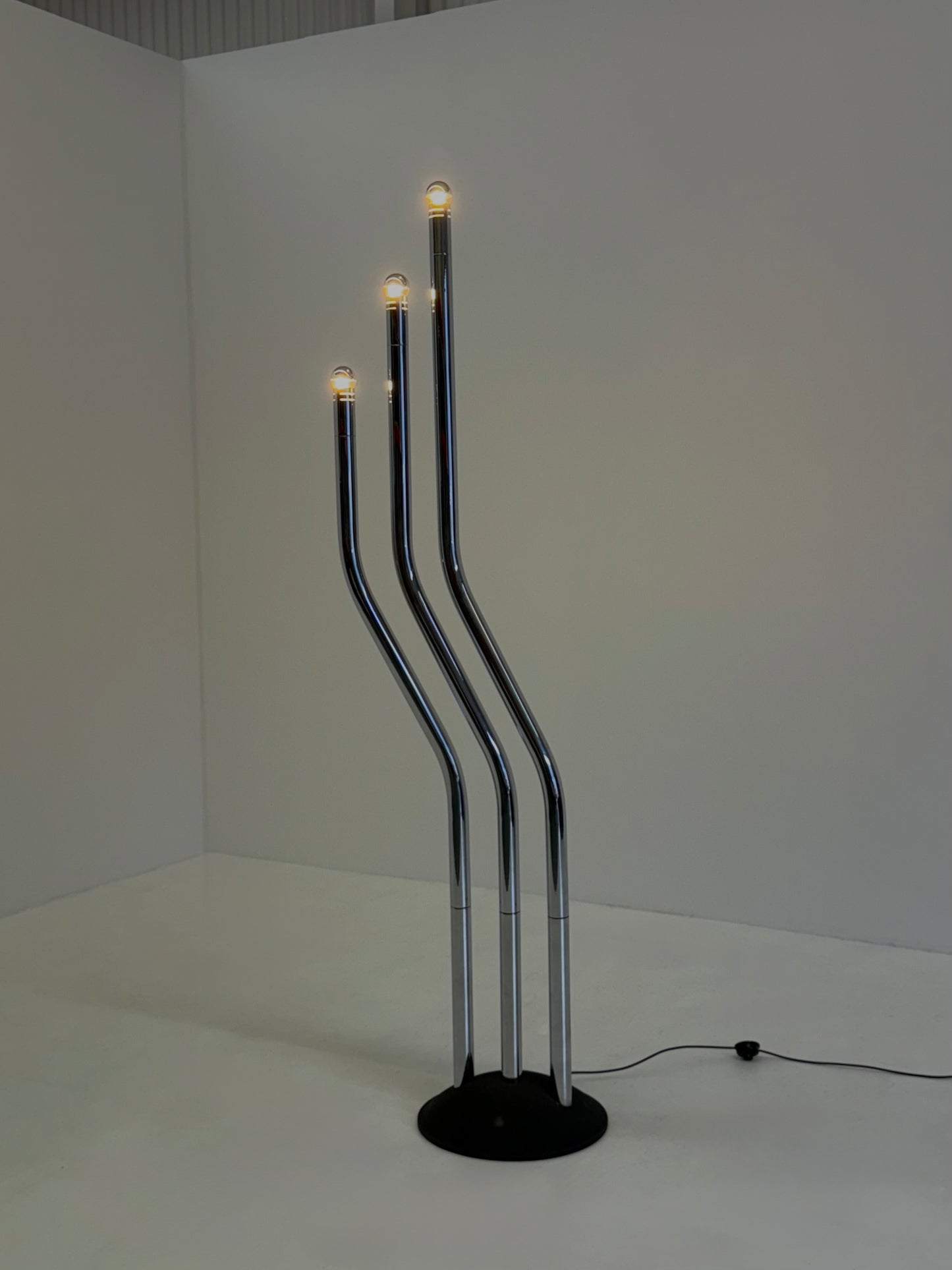 Chromen buisframe design vloerlamp door Goffredo Reggiani