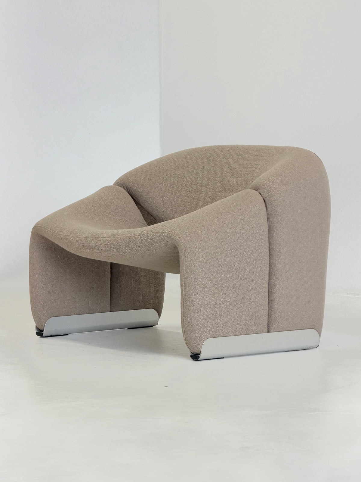 Artifort Groovy F598 M-Chair van Pierre Paulin in beige bouclé