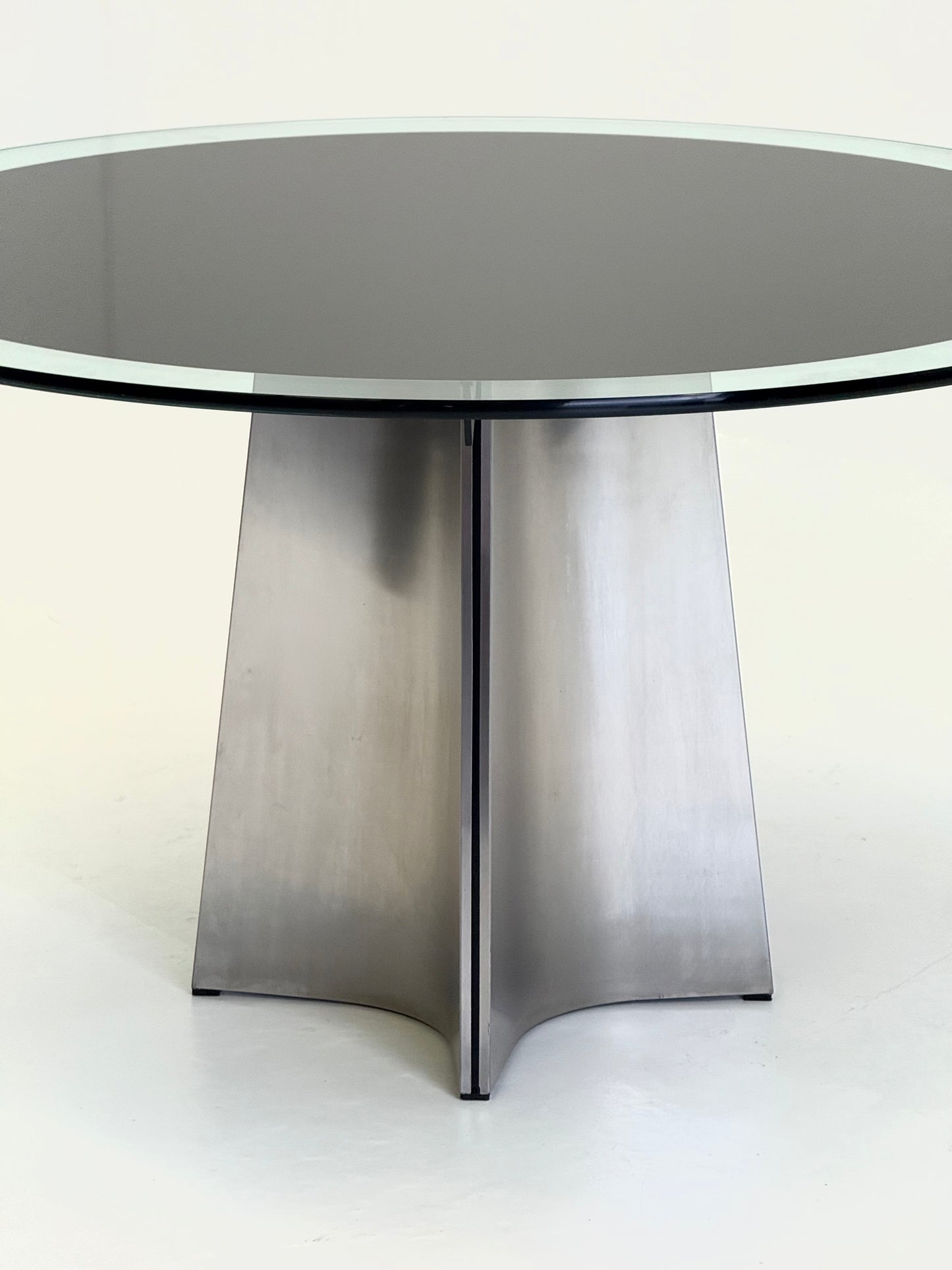 UFO eettafel van Luigi Saccardo voor Arrmet