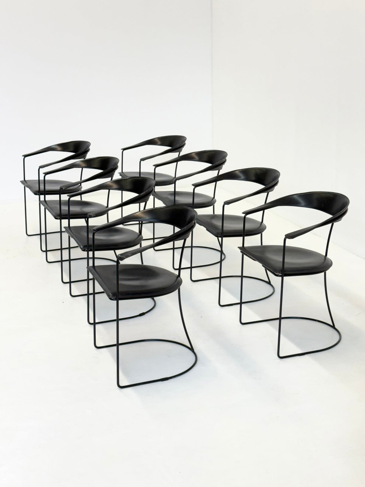 Set van 8 Vintage Arrben Ursala eetkamerstoelen in zwart leer