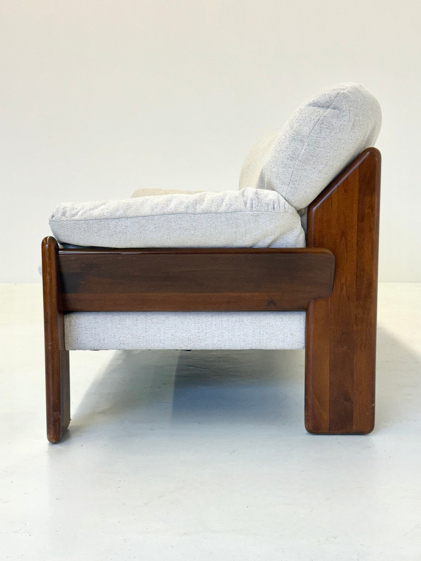 Crème Sapporo bank van Mario Marenco voor Mobil Girgi