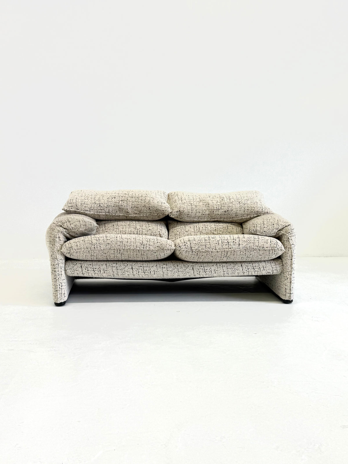 Cassina Maralunga 2-zits bank door Vico Magistretti gebroken witte met subtiel dessin
