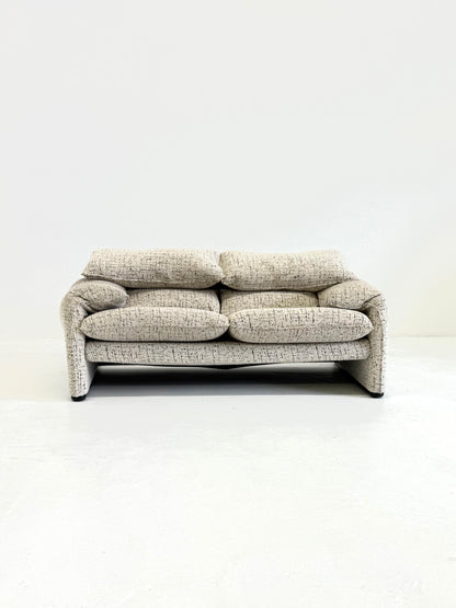 Cassina Maralunga 2-zits bank door Vico Magistretti gebroken witte met subtiel dessin