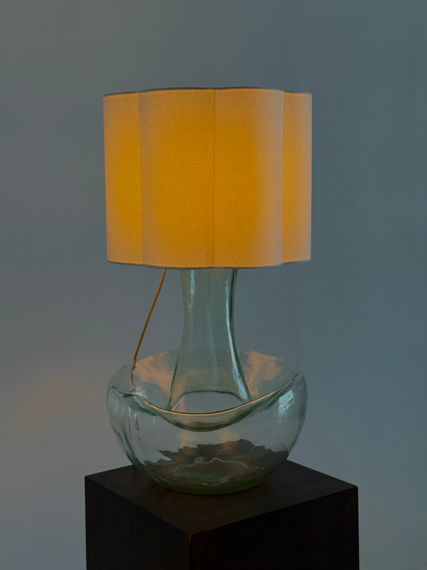 Grote vintage tafellamp met sculpturale glazen voet