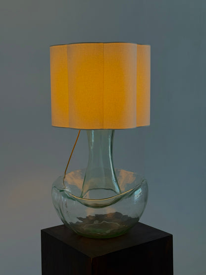 Grote vintage tafellamp met sculpturale glazen voet