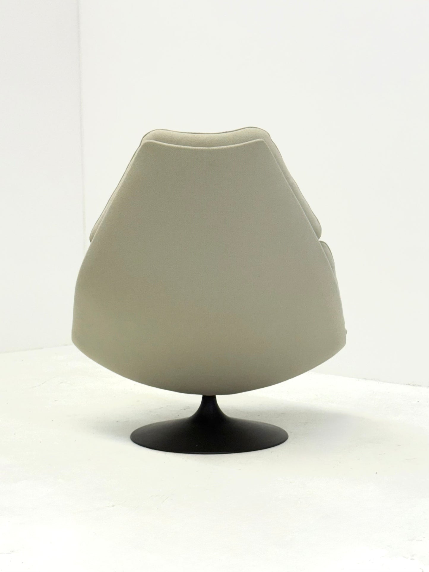 Artifort F588 loungestoel met hocker  door Geoffrey Harcourt