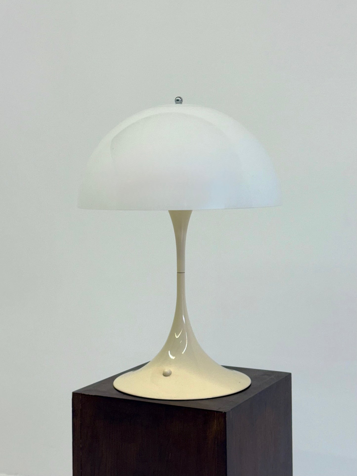 Louis Poulsen Panthella tafellamp door Verner Panton