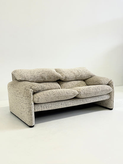 Cassina Maralunga 2-zits bank door Vico Magistretti gebroken witte met subtiel dessin