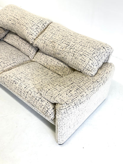 Cassina Maralunga 2-zits bank door Vico Magistretti gebroken witte met subtiel dessin