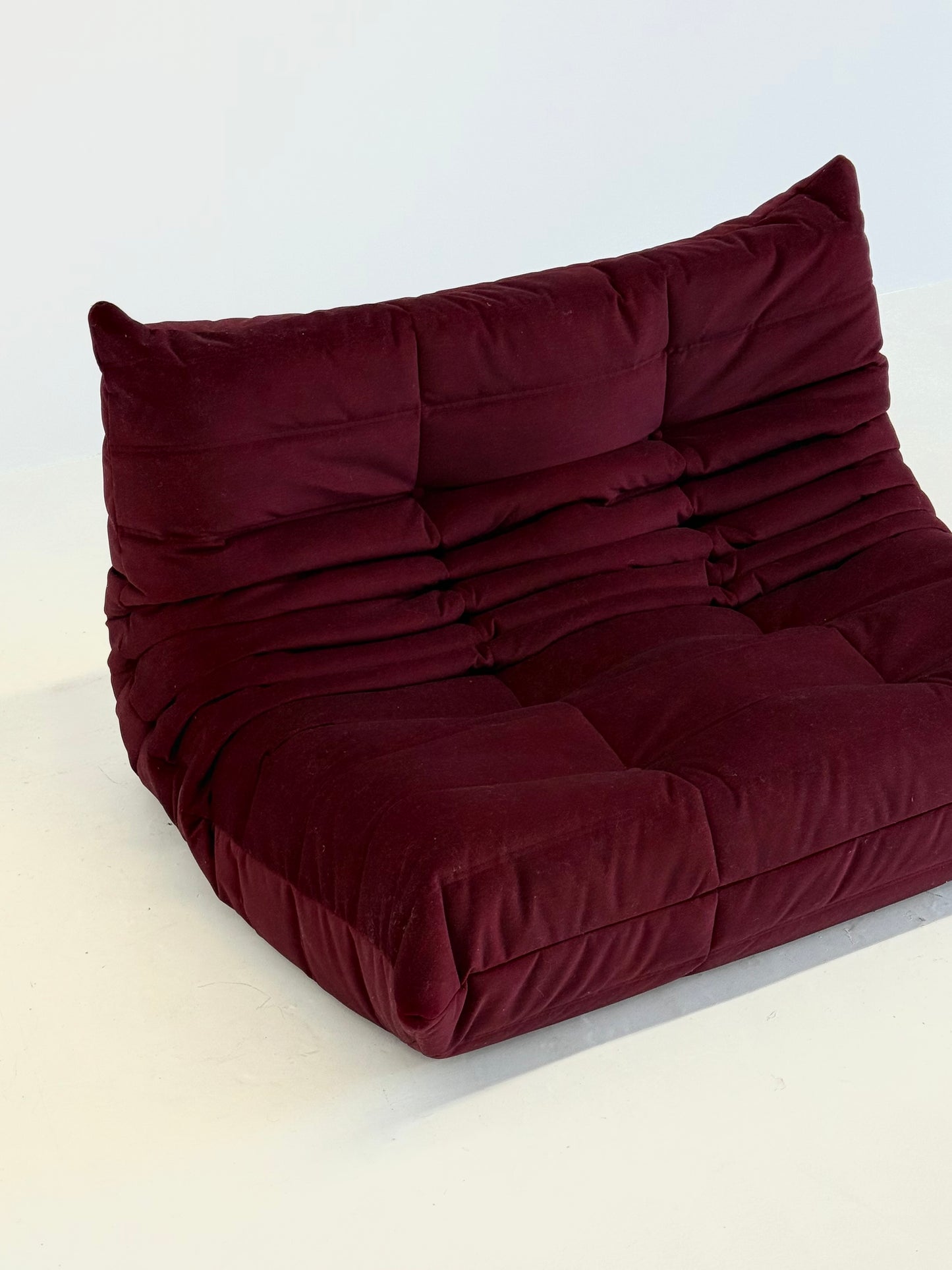 Ligne Roset Togo 2-zits in bordeaux rood velvet