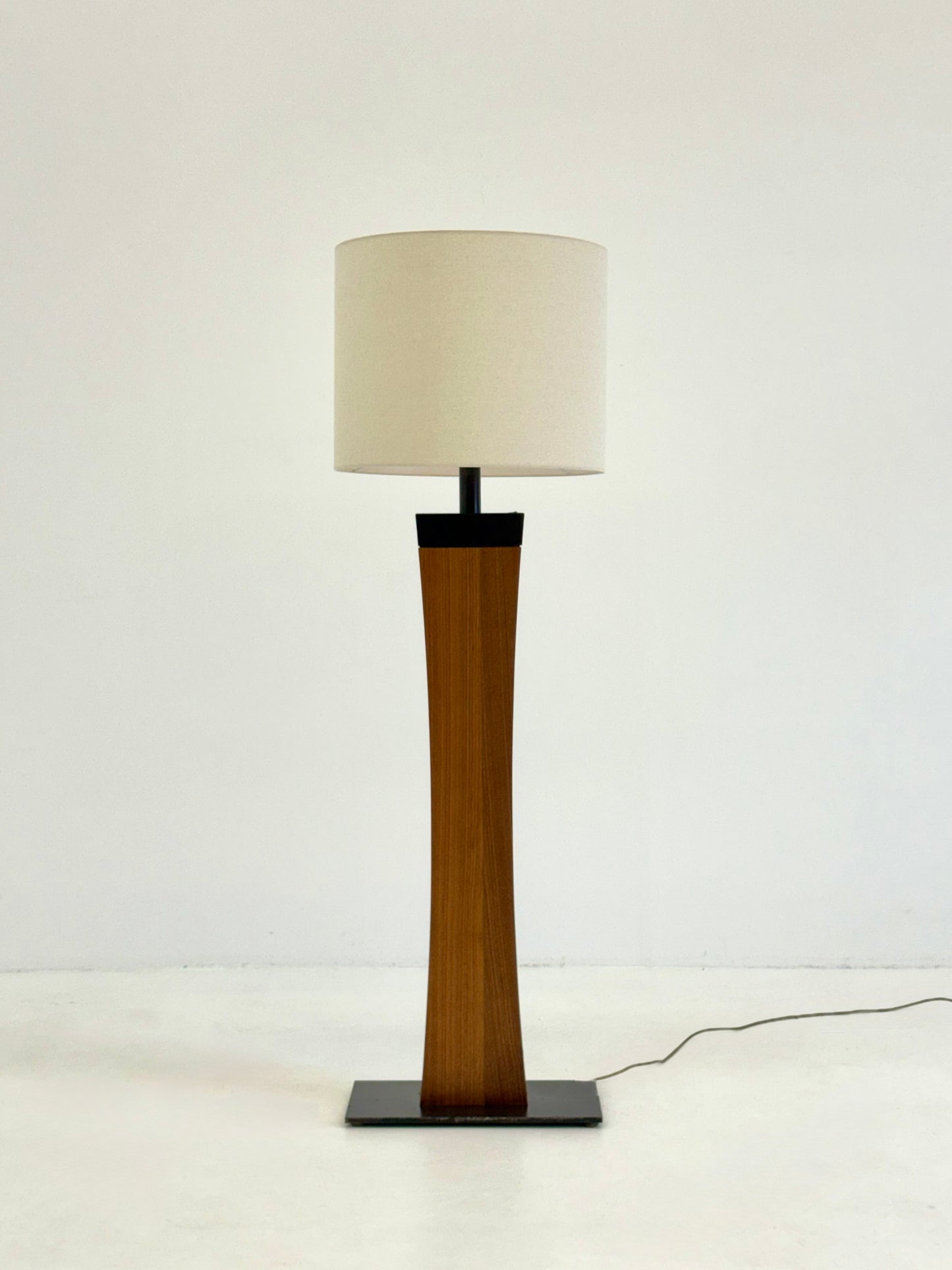 Italiaanse Mid Century vloerlamp van teakhout