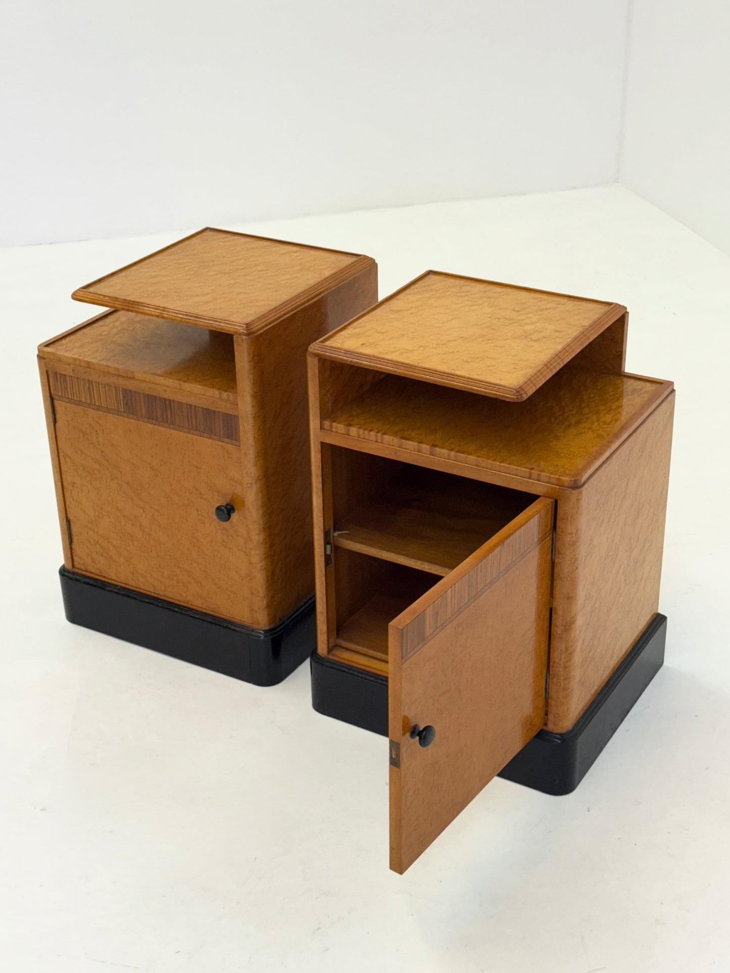 Set van 2 Art Deco nachtkastjes in wortel esdoornfineer