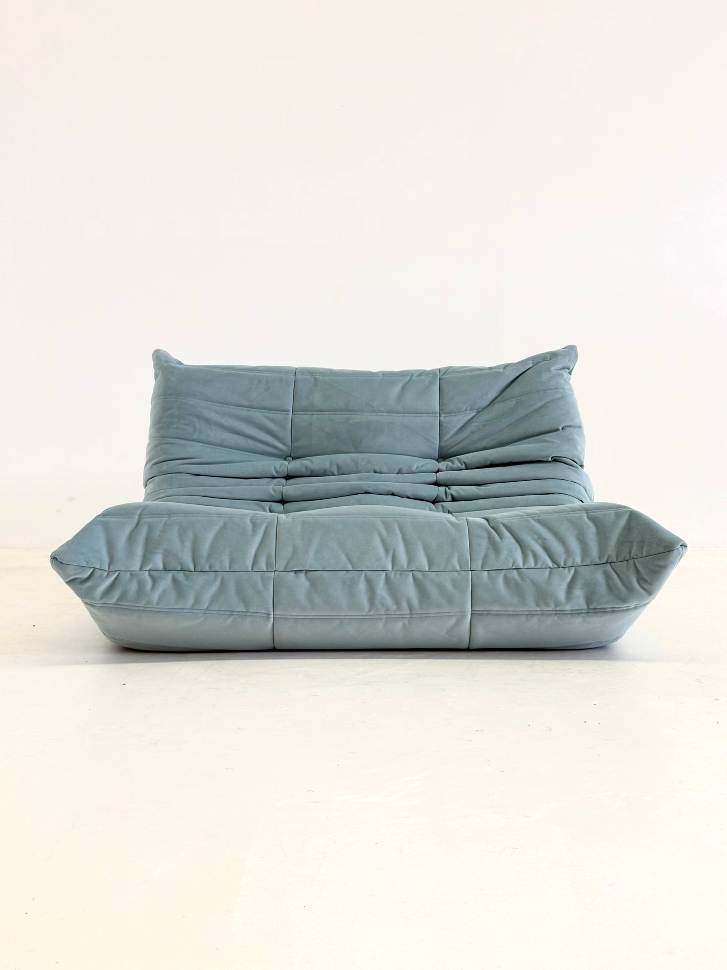 Ligne Roset Togo 2-zits in lichtblauw