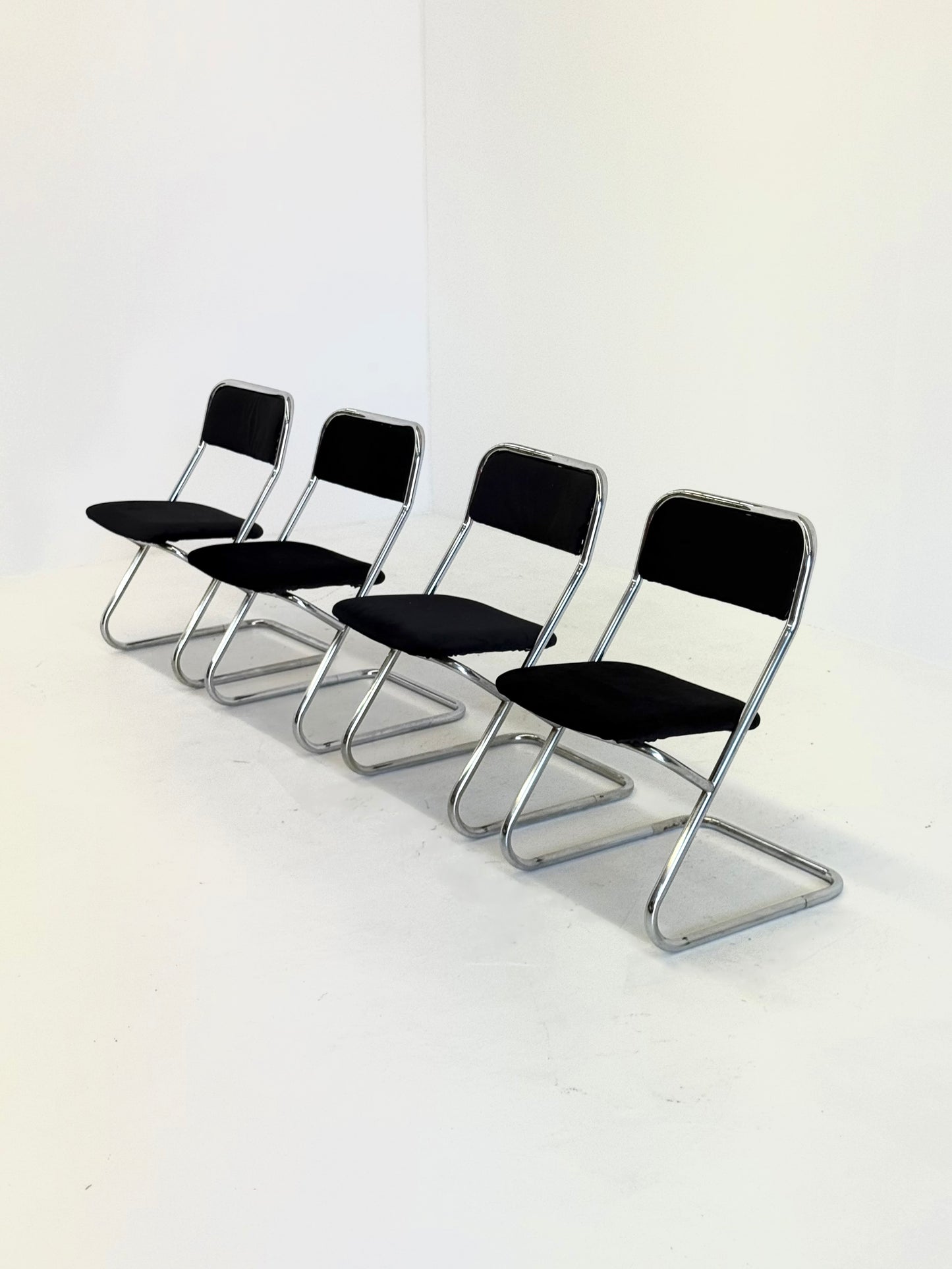 Set van 4 vintage buisframe eetkamerstoelen in zwart velvet