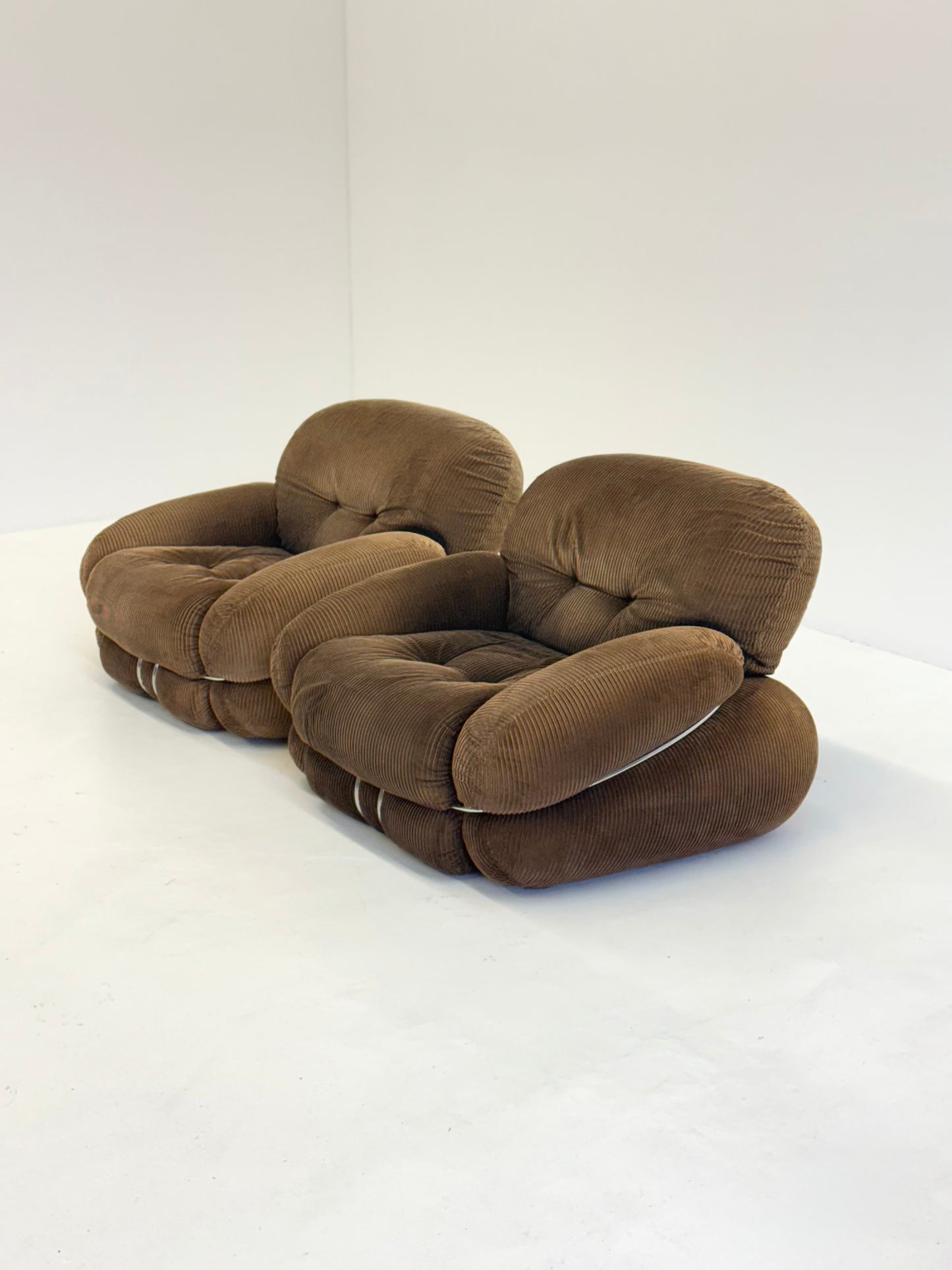 Bruine Okay fauteuil door Adriano Piazzesi