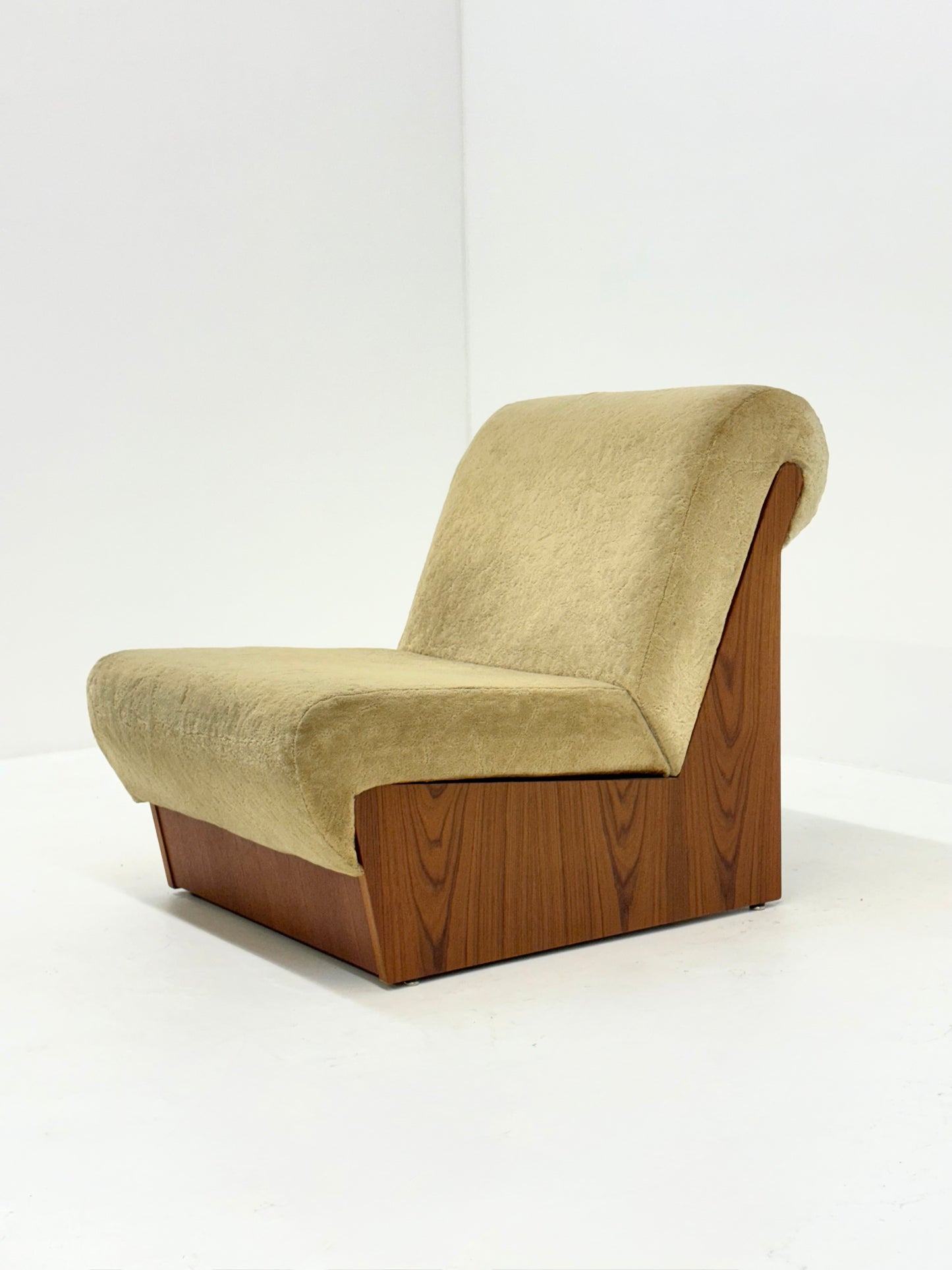 Vintage mid-century beige fauteuil met houten frame en hocker