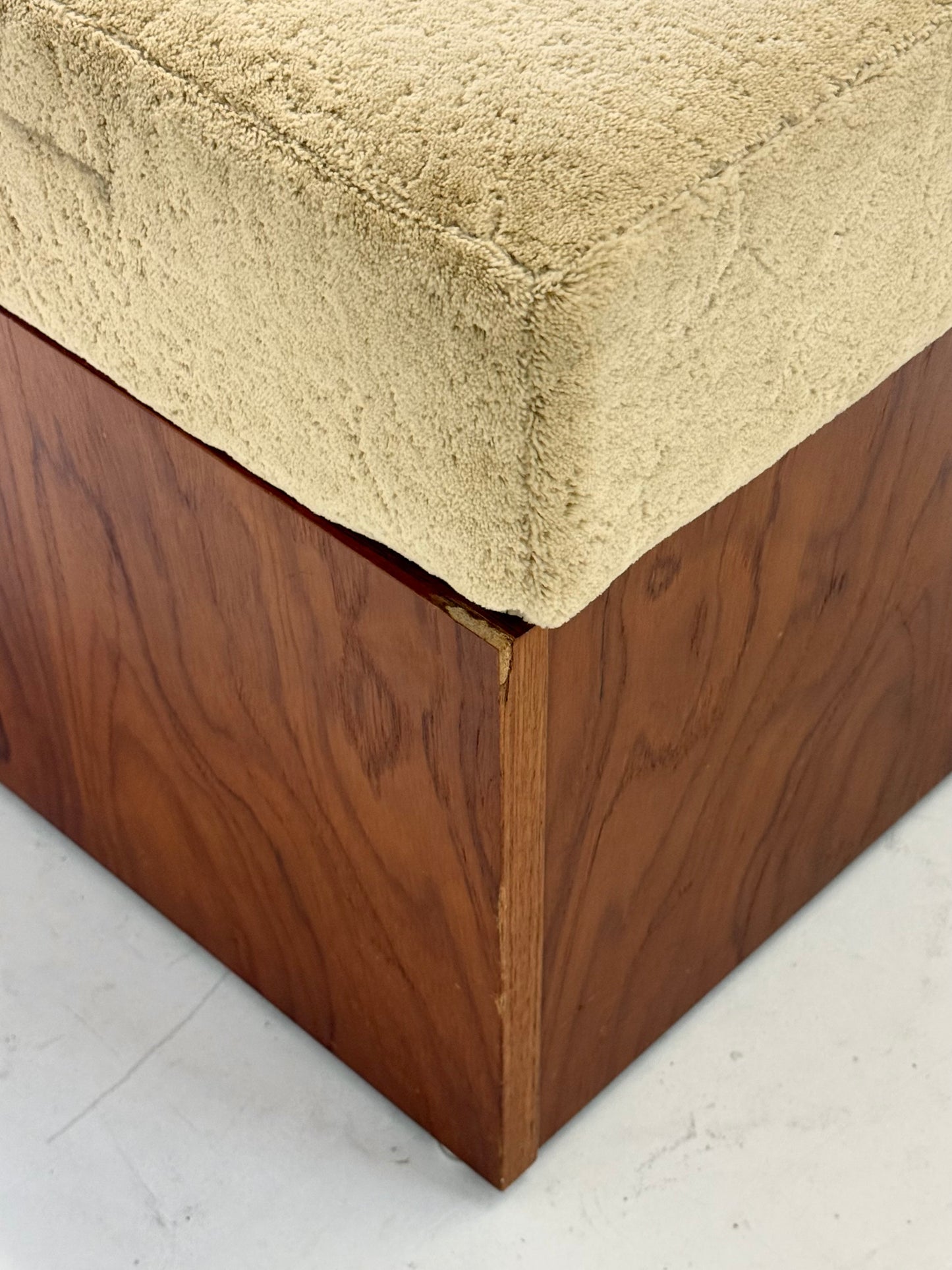 Vintage mid-century beige fauteuil met houten frame en hocker