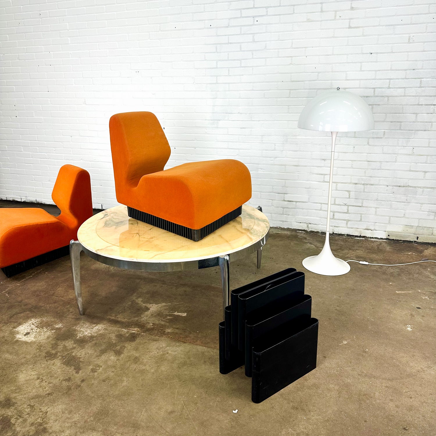 Herman-Miller-Louis-vintage-design-meubels-fauteuils-magazine-houder