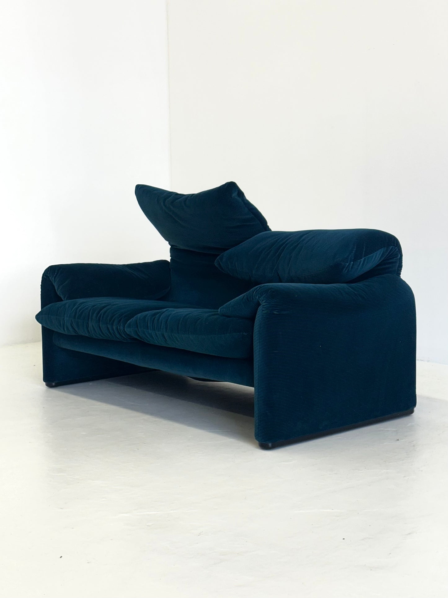 Blauw groen gestreepte Cassina Maralunga 2-zits bank door Vico Magistretti