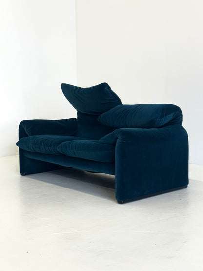 Blauw groen gestreepte Cassina Maralunga 2-zits bank door Vico Magistretti