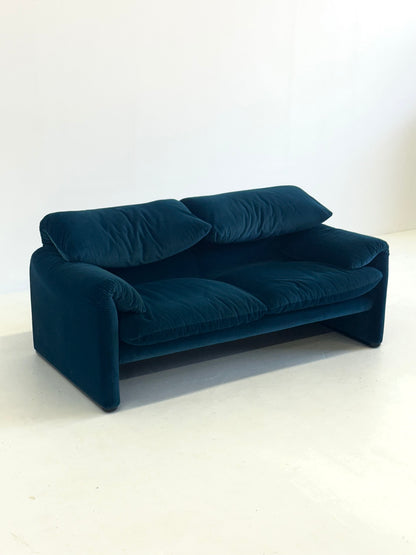 Blauw groen gestreepte Cassina Maralunga 2-zits bank door Vico Magistretti