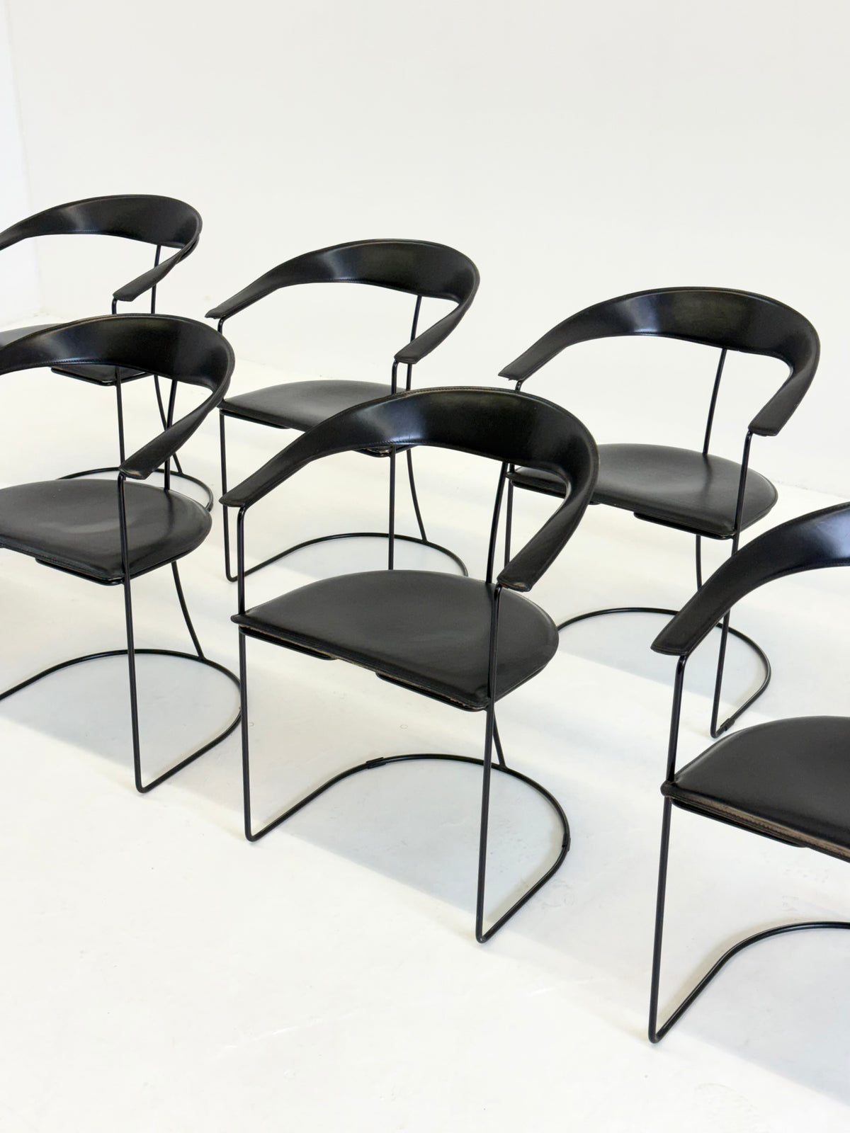 Set van 8 Vintage Arrben Ursala eetkamerstoelen in zwart leer