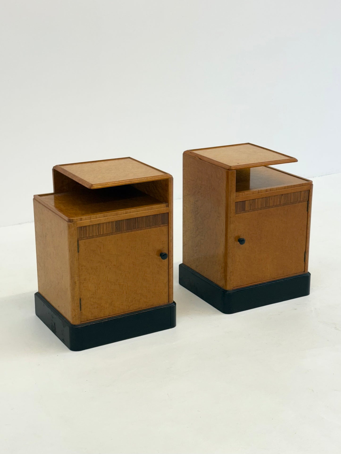 Set van 2 Art Deco nachtkastjes in wortel esdoornfineer