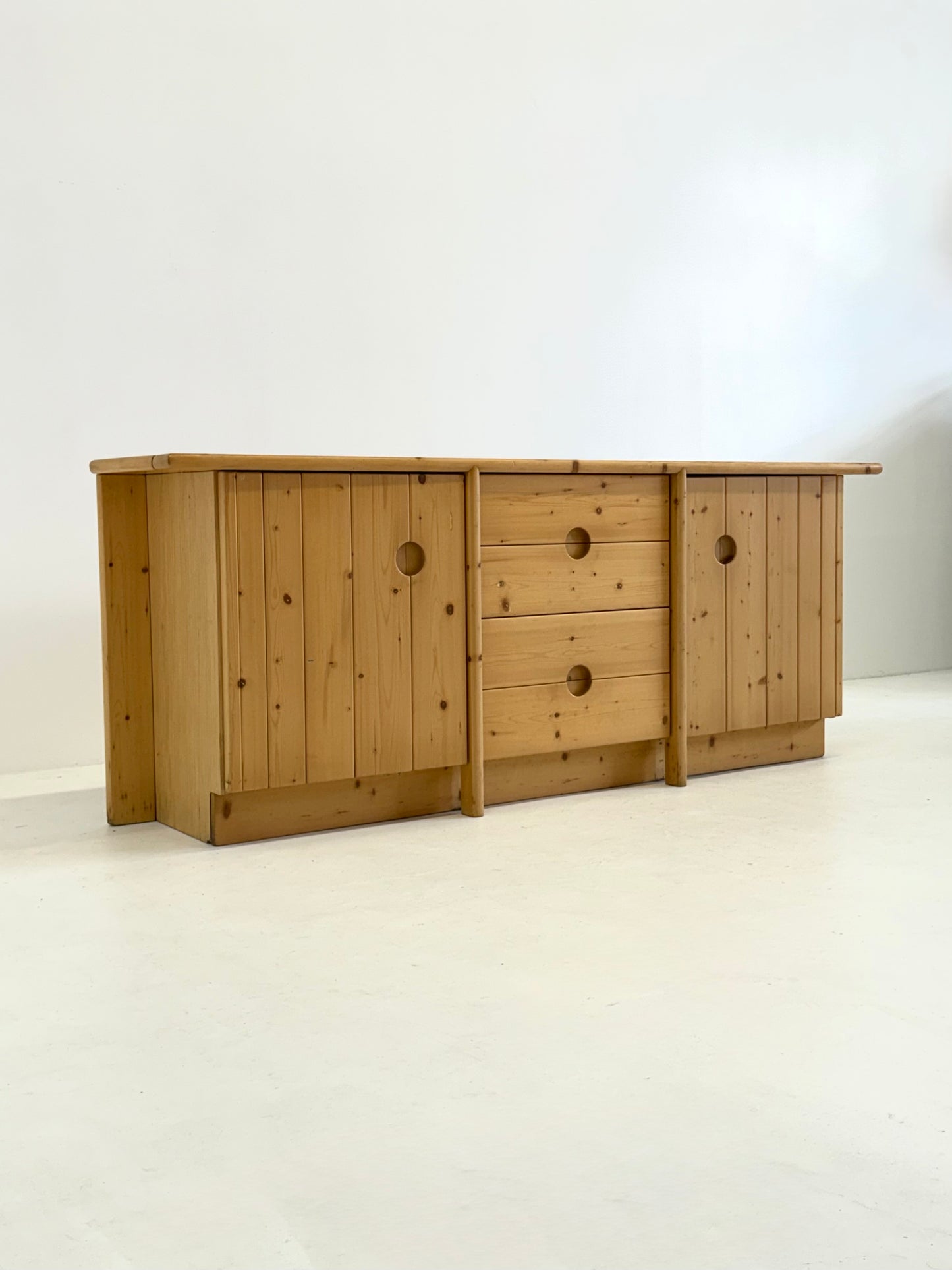 Grenenhout dressoir van Charlotte Perriand voor Les Arcs