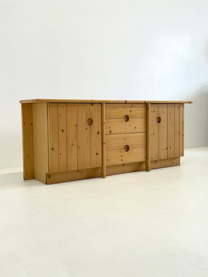 Grenenhout dressoir van Charlotte Perriand voor Les Arcs