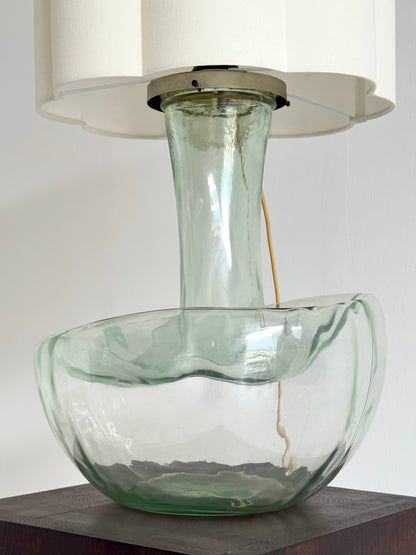 Grote vintage tafellamp met sculpturale glazen voet