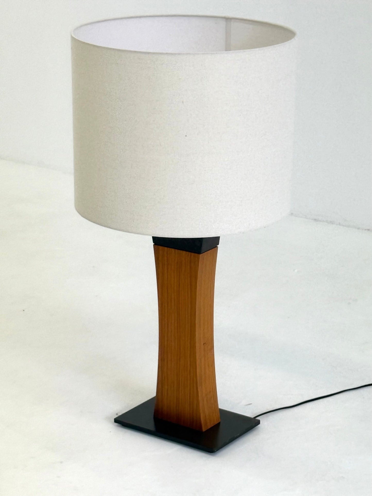 Italiaanse Mid Century tafellamp van teakhout
