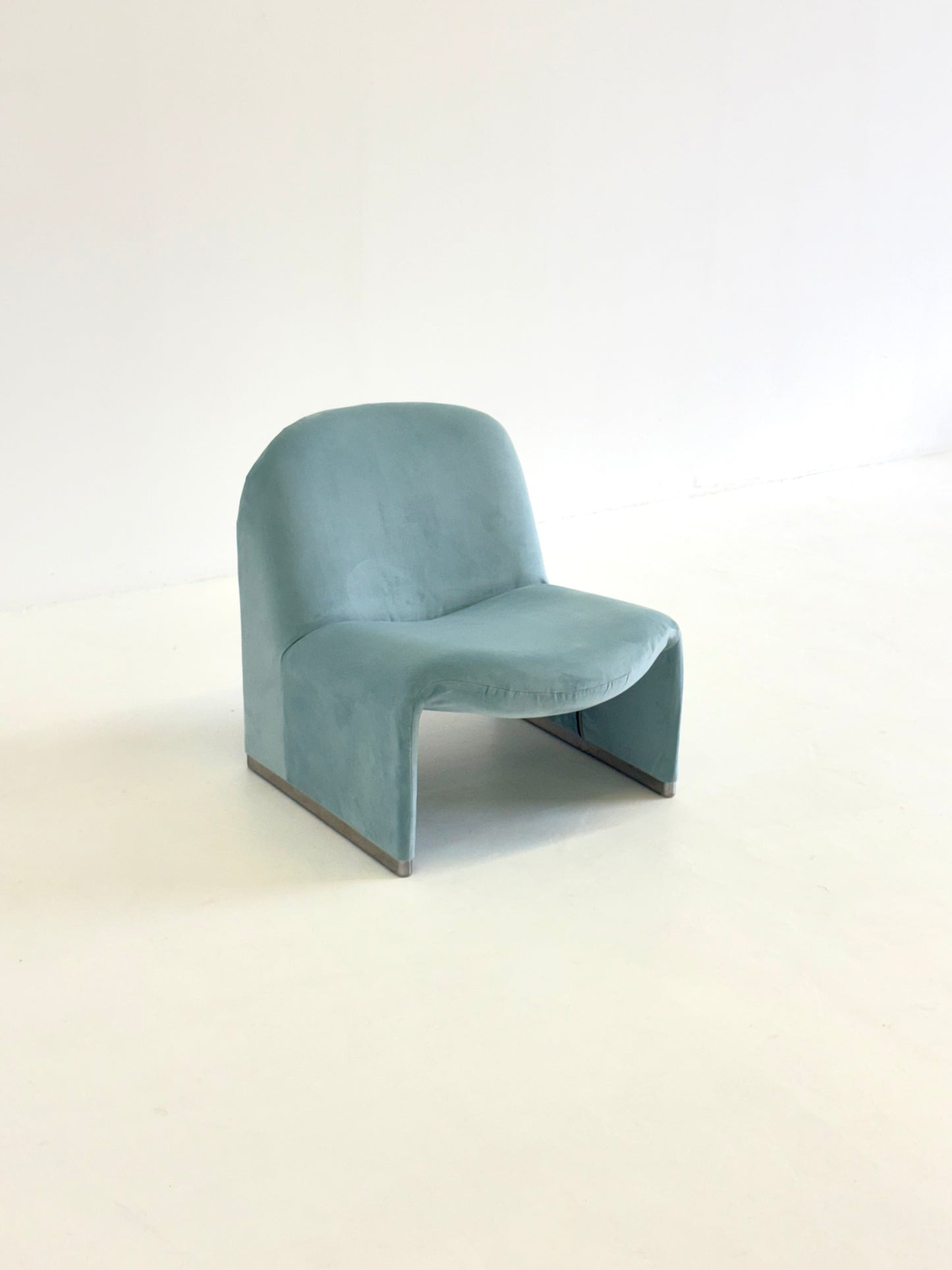 Anonima Castelli Alky Fauteuil in Babyblauw Velvet