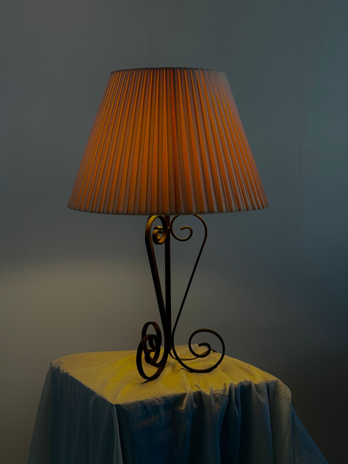 Vintage smeedijzeren tafellamp in swirl vorm met plissé kap