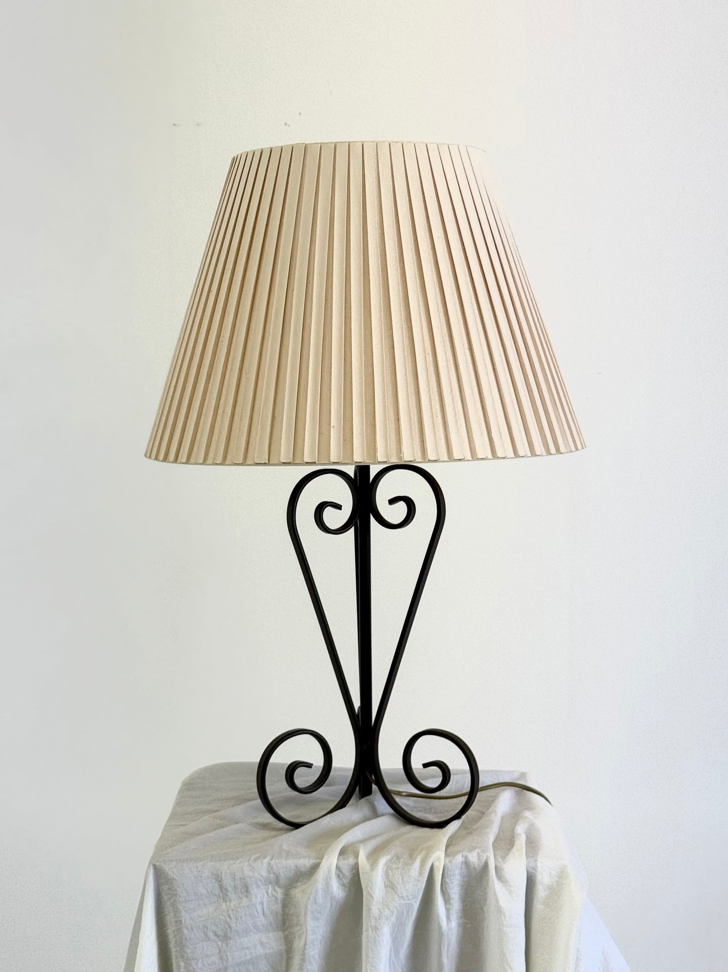 Vintage smeedijzeren tafellamp in swirl vorm met plissé kap