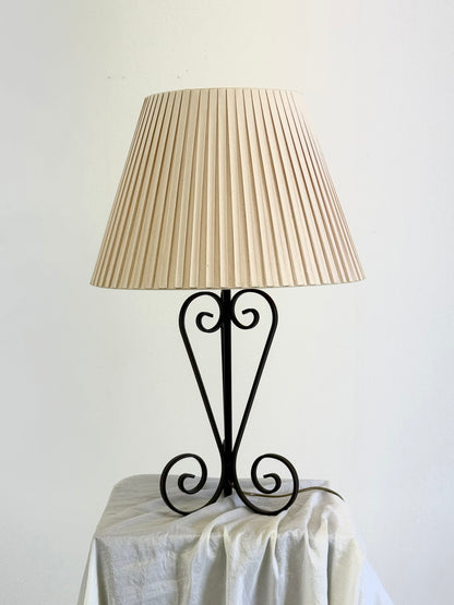 Vintage smeedijzeren tafellamp in swirl vorm met plissé kap