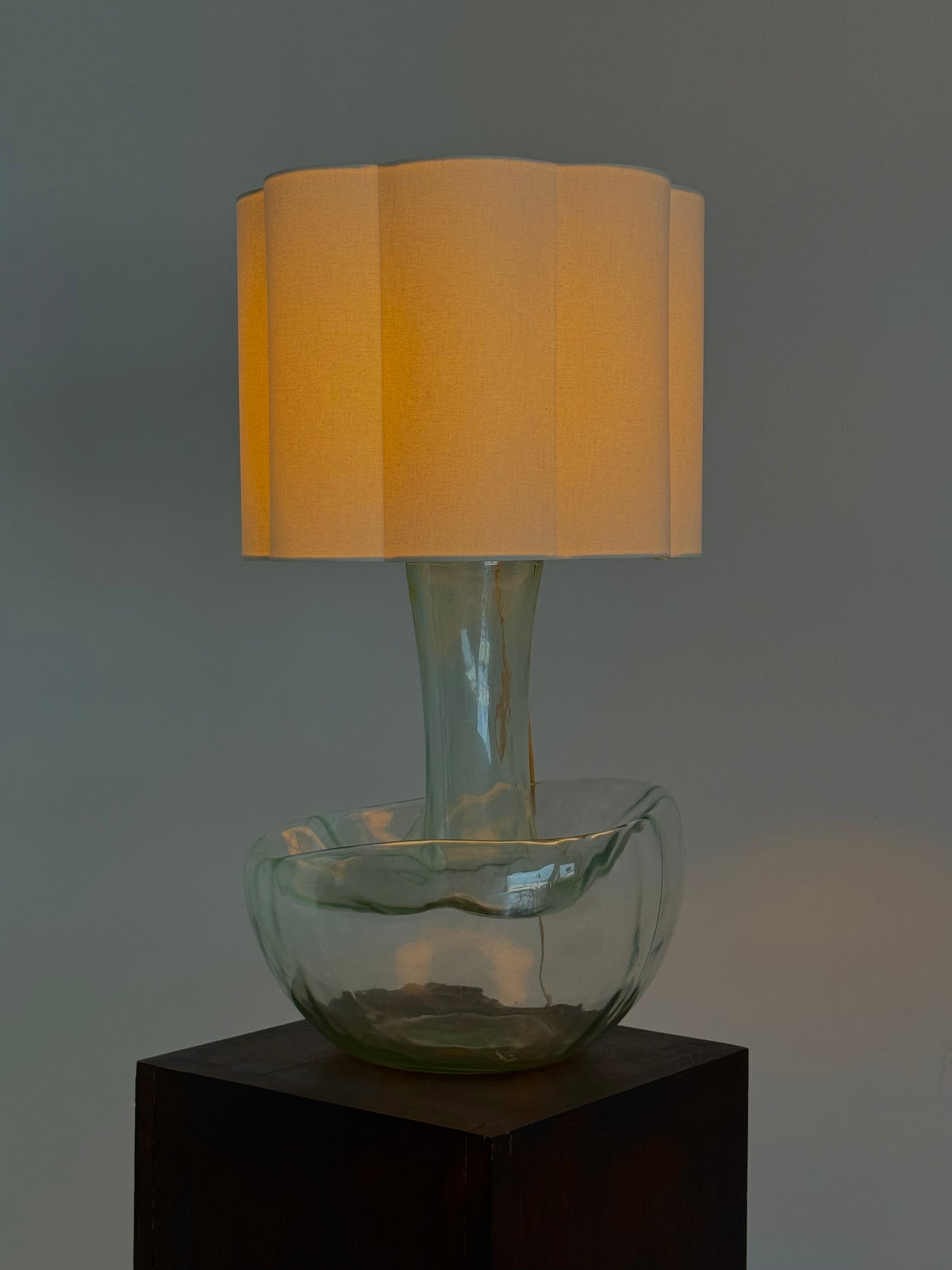 Grote vintage tafellamp met sculpturale glazen voet