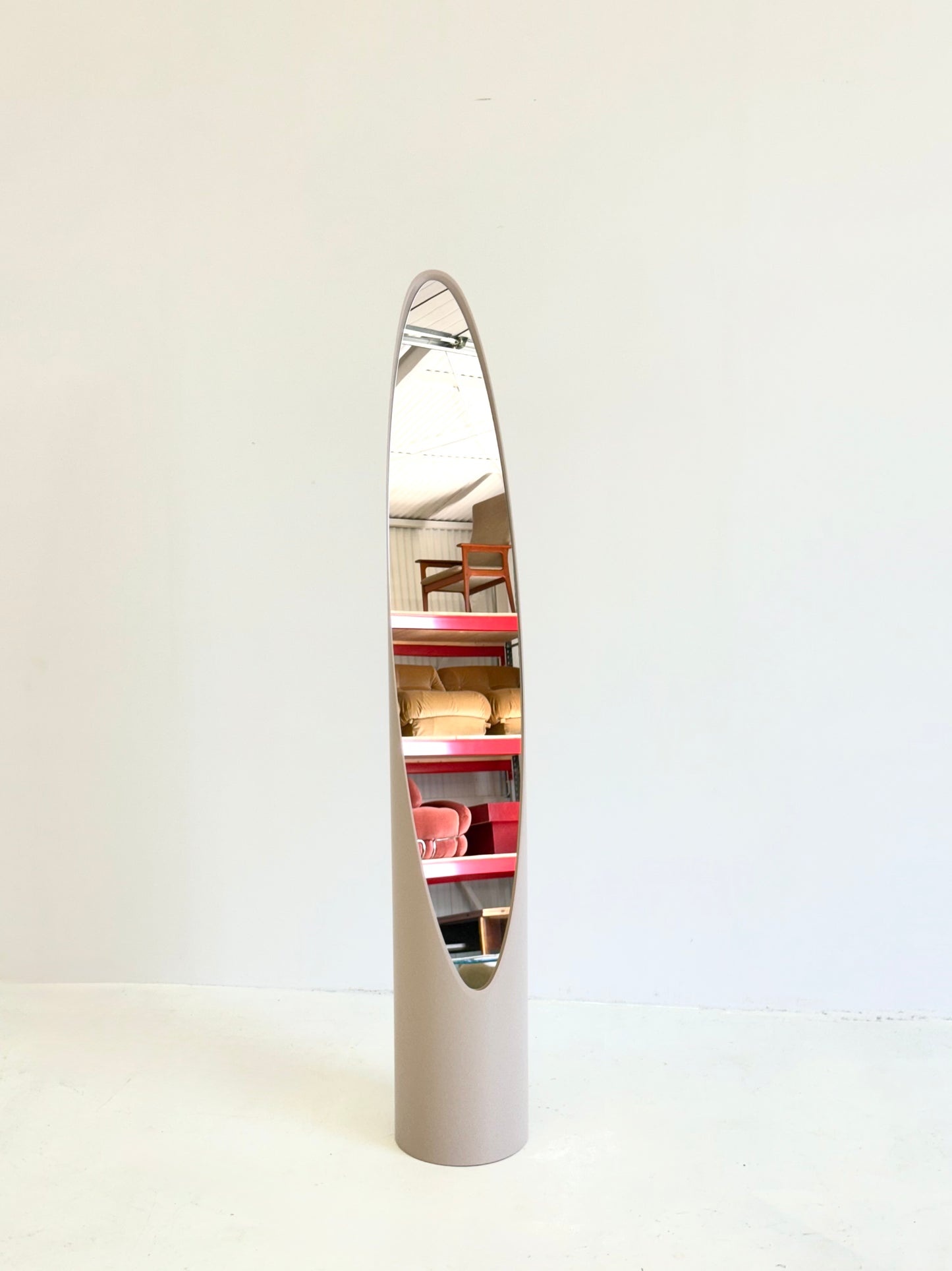 Lipstick spiegel beige door Rodolfo Bonetto | specchio unghia