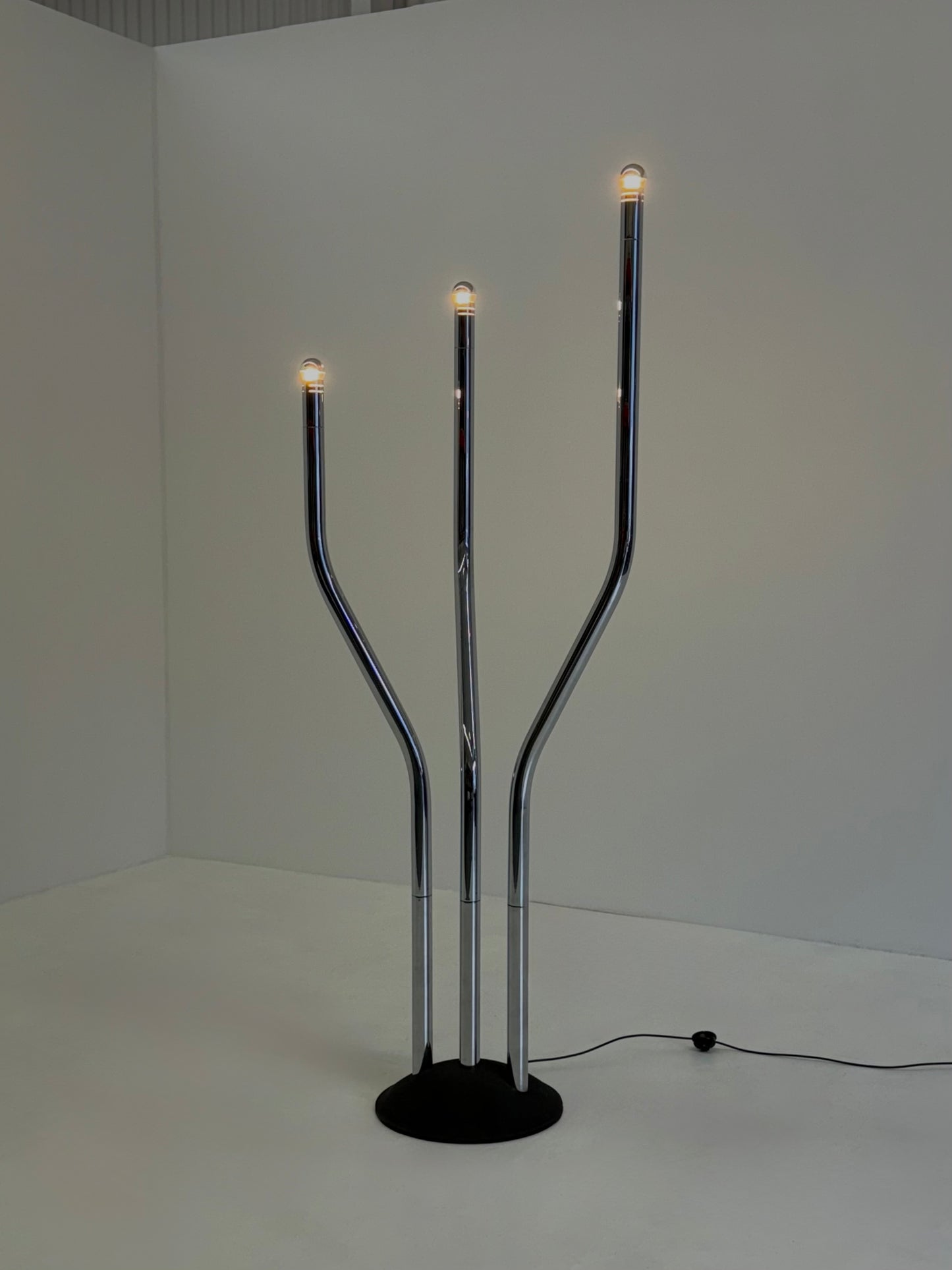 Chromen buisframe design vloerlamp door Goffredo Reggiani