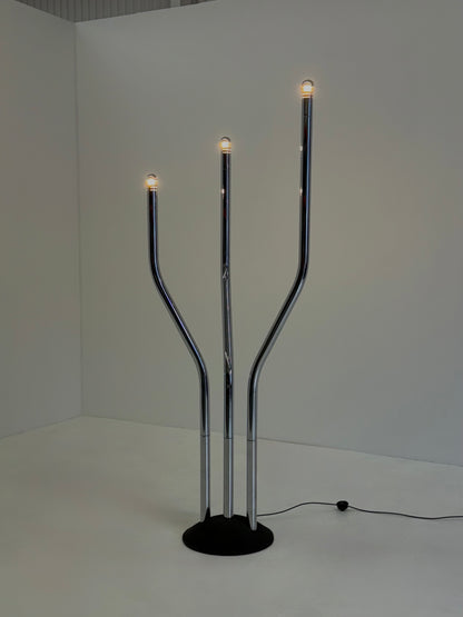 Chromen buisframe design vloerlamp door Goffredo Reggiani