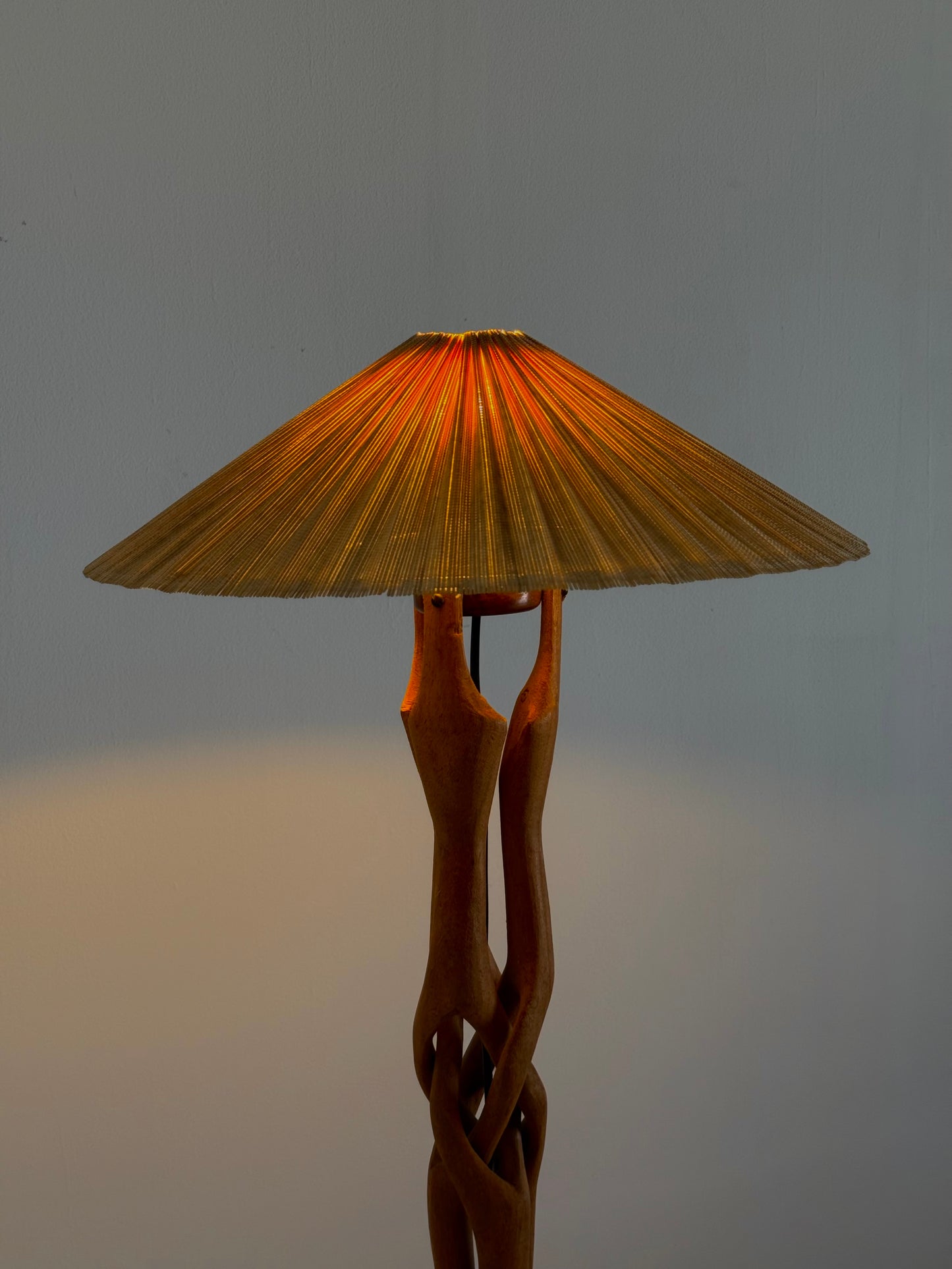 Sculpturaal handgesneden tafellamp van massief teakhout