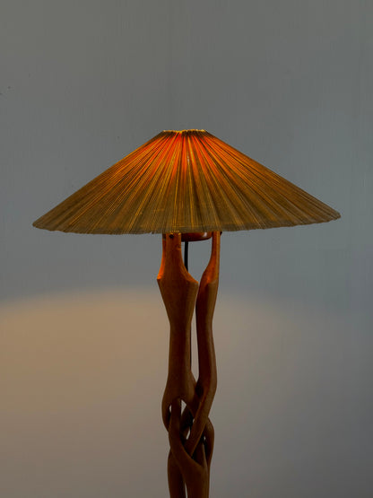 Sculpturaal handgesneden tafellamp van massief teakhout