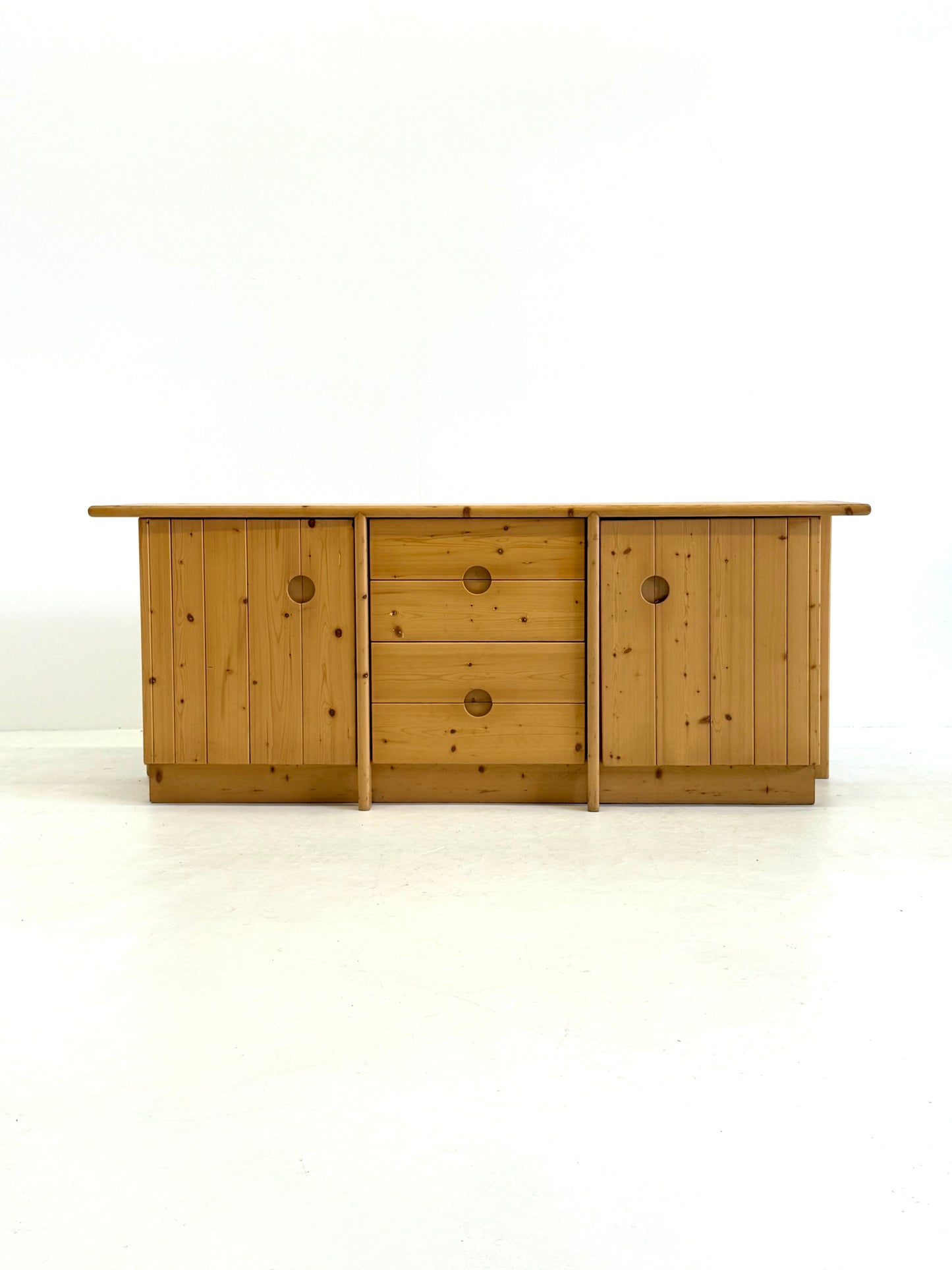 Grenenhout dressoir van Charlotte Perriand voor Les Arcs